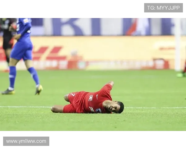 土耳其女边裁遭球员铲倒受伤 土耳其女边裁遭球员铲倒受伤